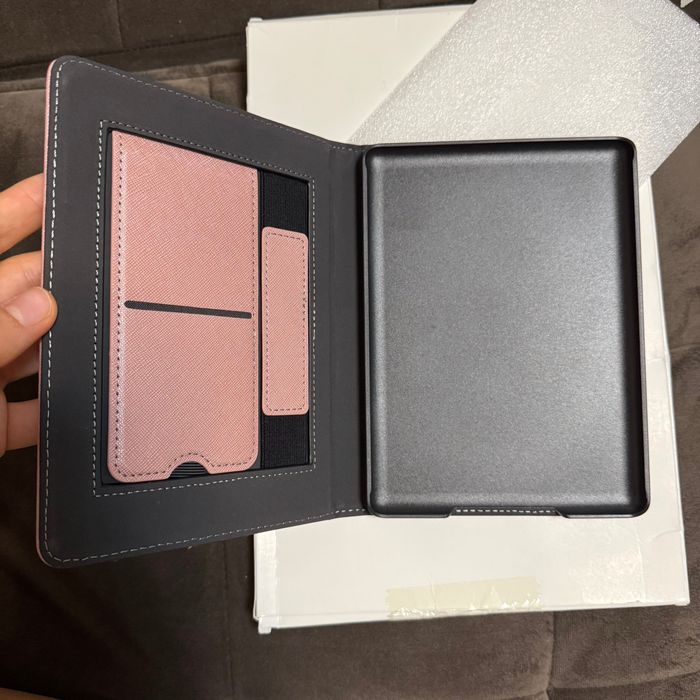 Husă-stand Kindle Paperwhite 11 (6,8”) cu curea de mână