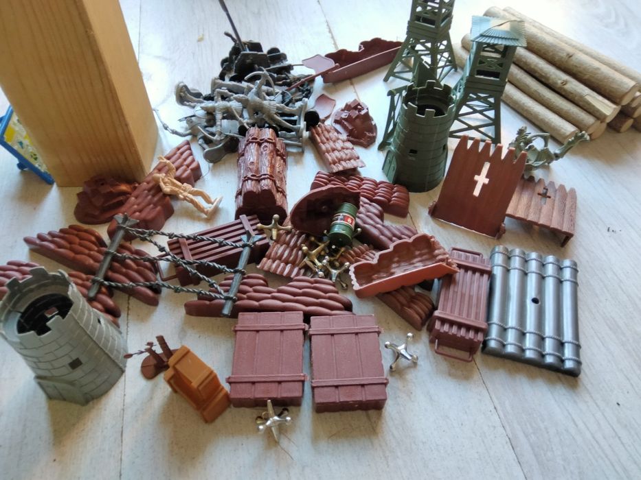 Vând set soldatei , cu turnulețe etc ...