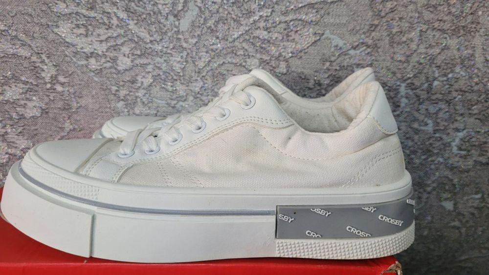 Кроссовки женские