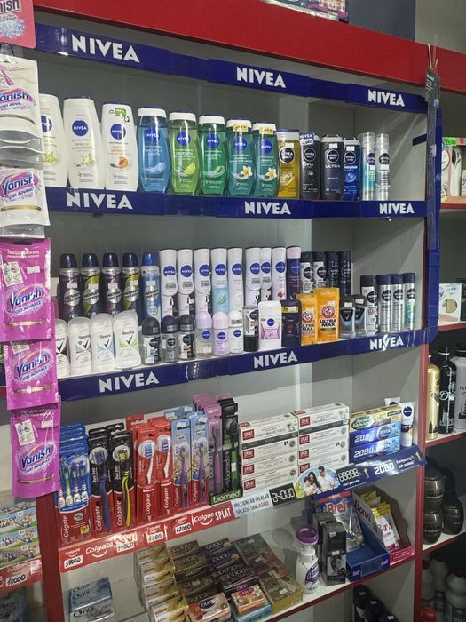 SROCHNO Prodayotsa vitrina polka dlya magazinov