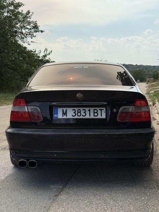 BMW E46 320i.