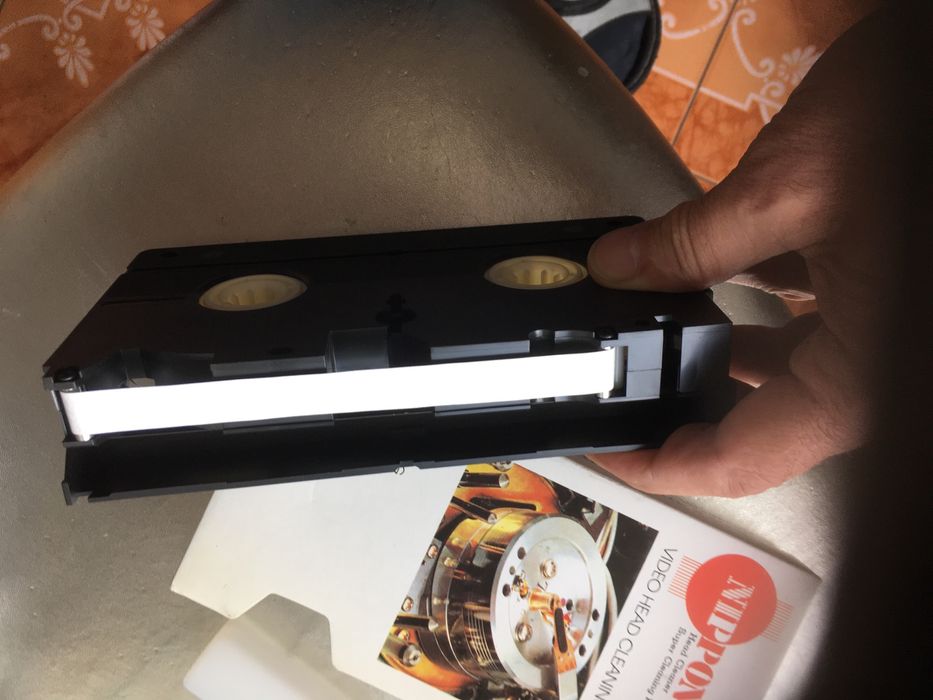 Casete vhs si de curățare capete cu recipient lichid spalare .