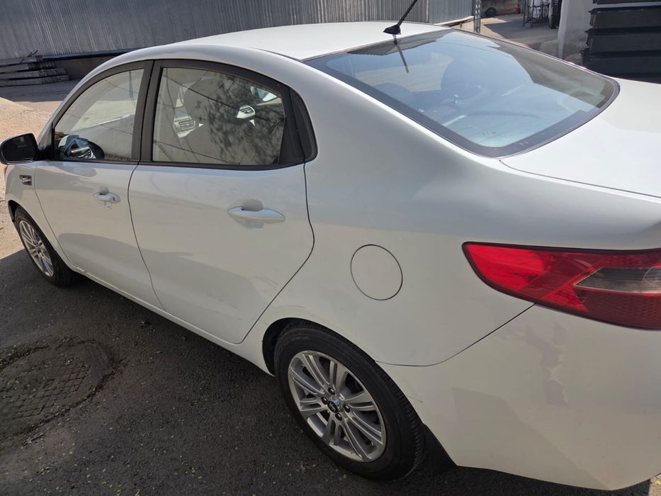 Машина.       kia rio