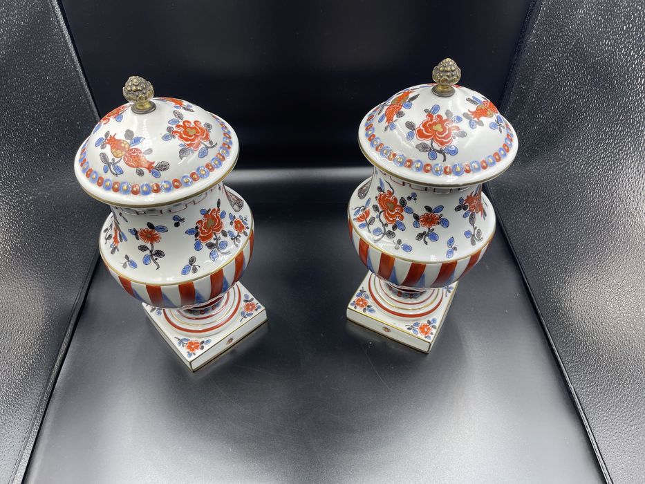 Doua vaze din portelan tip “sevres” cu emblema regală