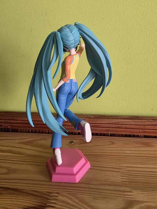 Продавам фигурки на Hatsune Miku и Frieren