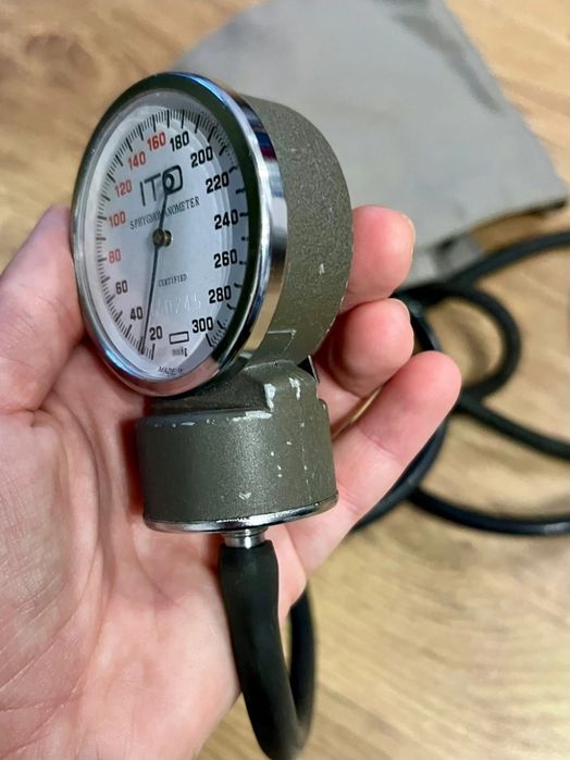 Tensiometru ITO cu stetoscop și manșetă