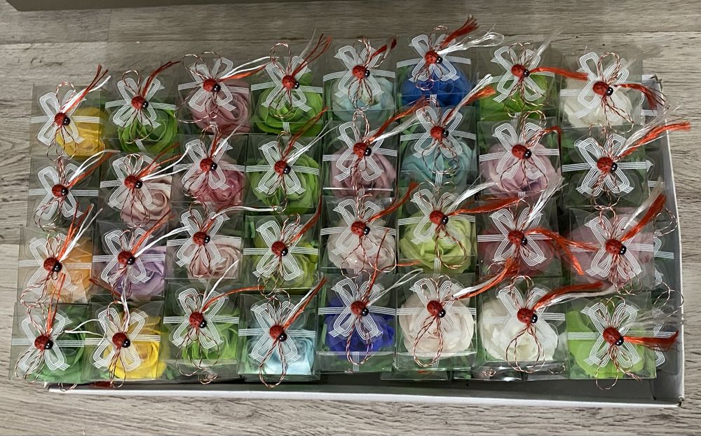 Lot 50 de martisoare in cutii