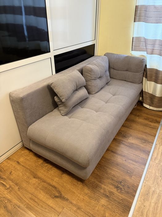 Разтегателен диван + възглавници