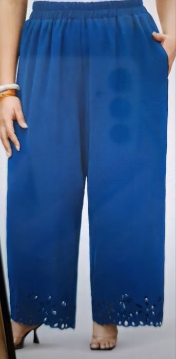 Pantaloni dama cu model jos.