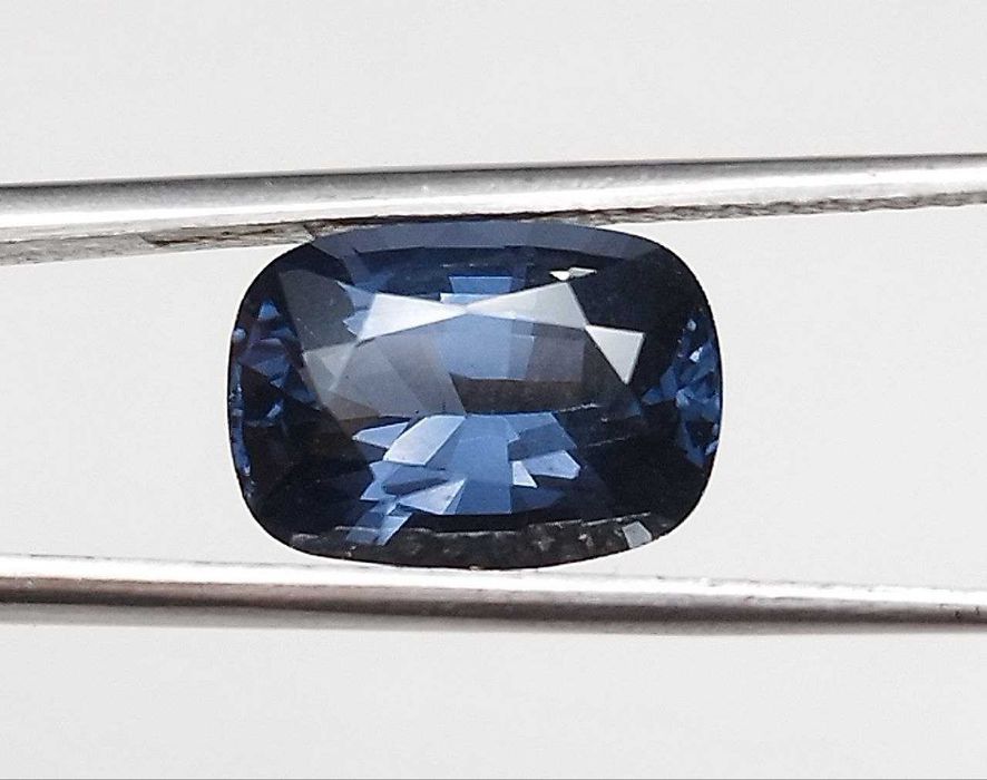 Рядък цвят шпинел 2.20кт! GIA сертификат! НОВ!
