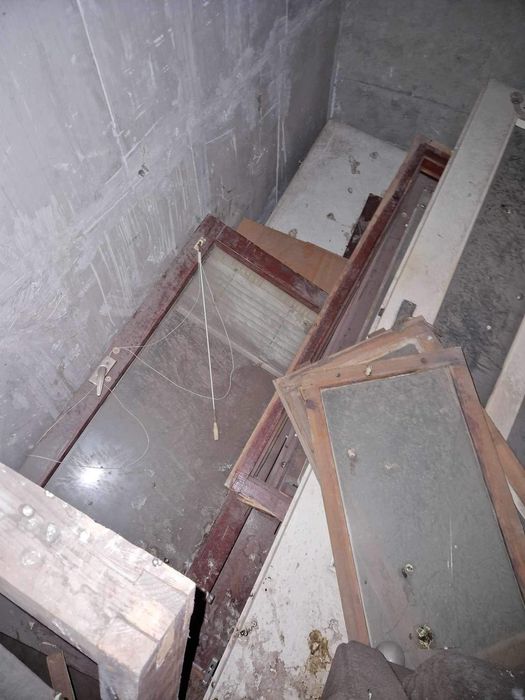 Продавам метална врата и дървена дограма - прозорци и врати