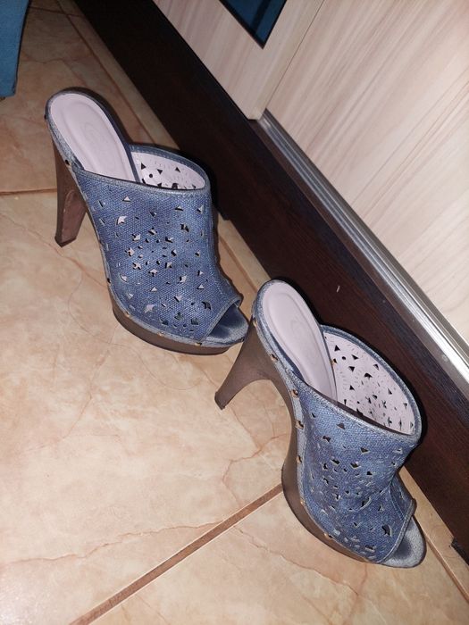 дамски чехли с отворени пръсти и дървен ток