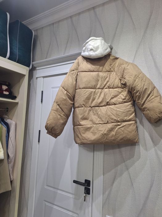 Ayollar qishki kurtkasi sotiladi.