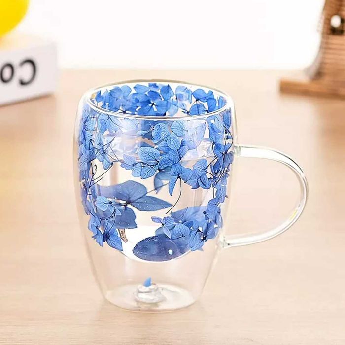 Елегантна чаша с двойно дъно вградени цветя в синьо дръжка, 350 мл