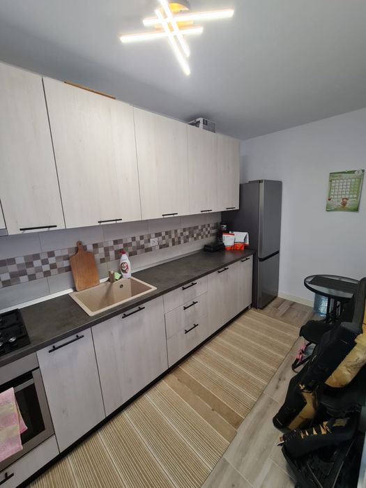 Vand apartament cu 2 camere situat pe Soseaua Iasi-Voinesti, loc de parcare inclus .