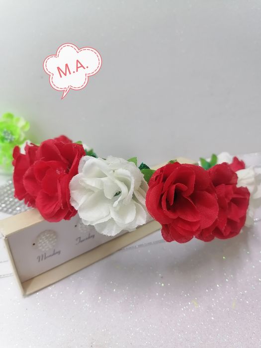 Красиви аксесоари за коса с бяла и червена рози!