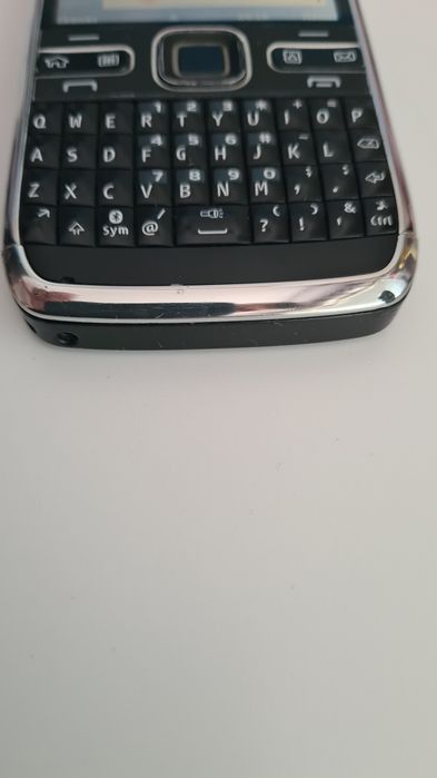 Nokia E72 и зарядно