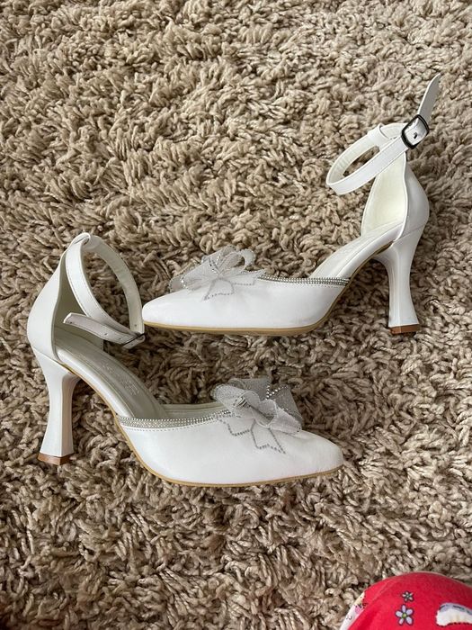 Pantofi eleganti cu toc NOI  !!!
