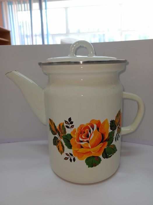 Продается кофейник и 2 кружки