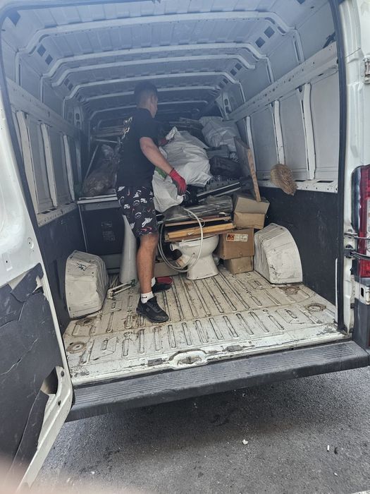 Debarasam apartamente mobila veche moloz