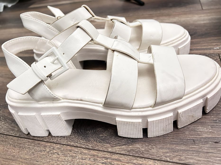 Белые сандалии Stradivarius (38 размер) на платформе
