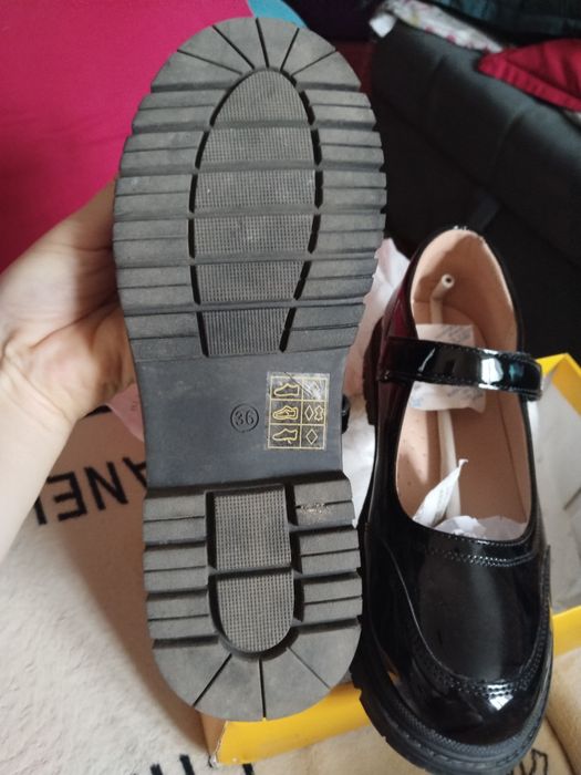 Продам новые лоферы для девочки 36 размер.