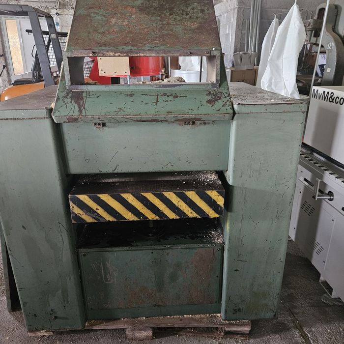 Щрайхмус 610 мм.4 бр.ножове главен мотор 7,5 kw.
