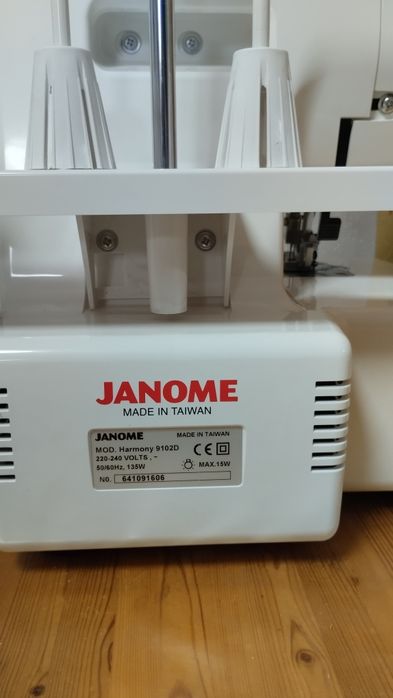 Продам оверлок Janome