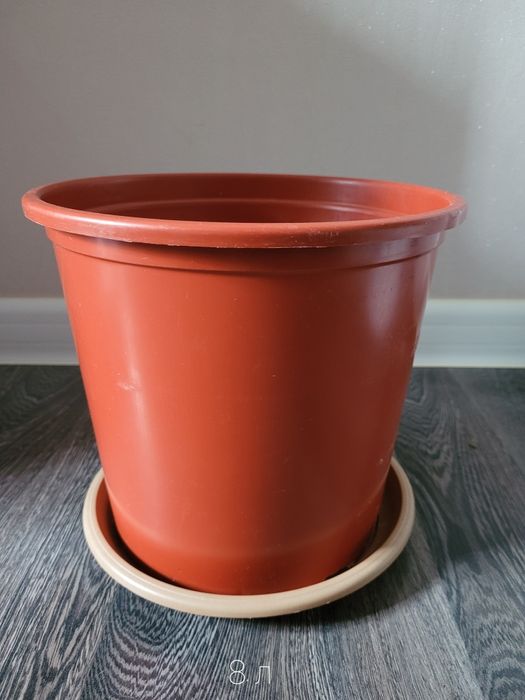 Продам горшки коричневые большие