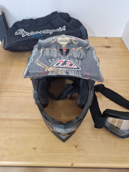 Карбонова каска за мотокрос