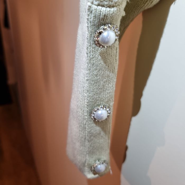 Дамски пуловер с камъни бежов