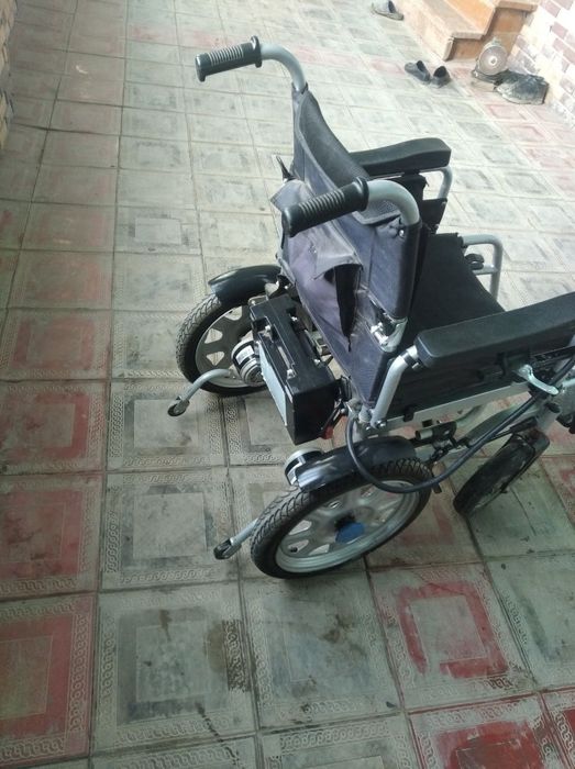 Электронний инвалидное коляска работает с аккумулятором