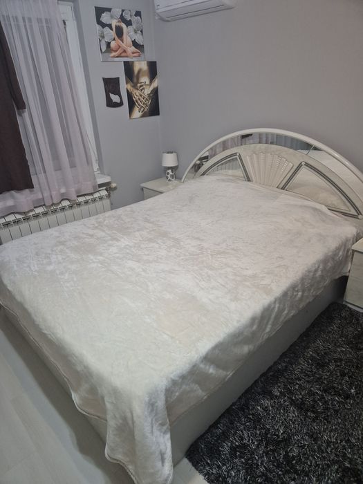 Спалня ,нощни шкафчета и тоалетка