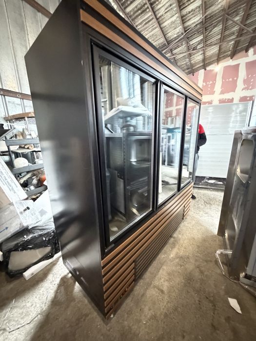 Хладилна витрина вертикална