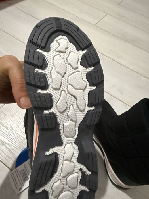 Продам новые ботинки Lassie