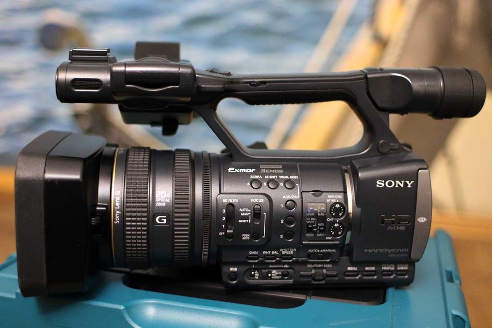 Профессиональня видеокамера Sony HDR-AX2000