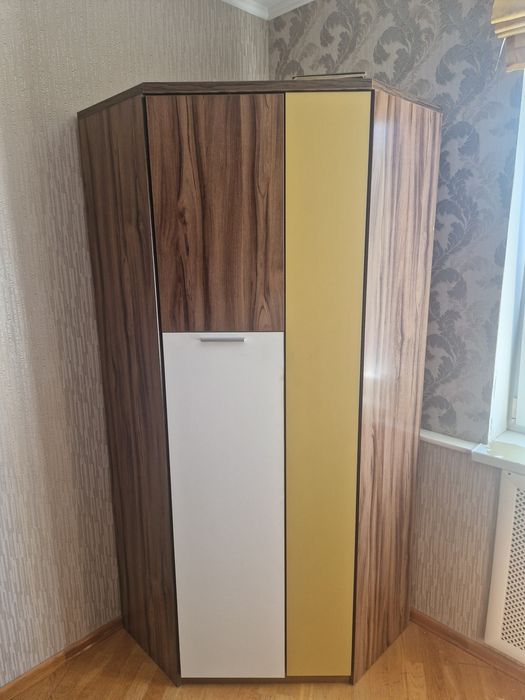 Продам угловой шкаф и парту