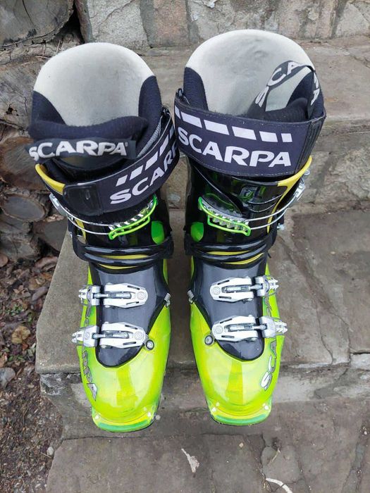 Продавам ски и ски обувки, щеки