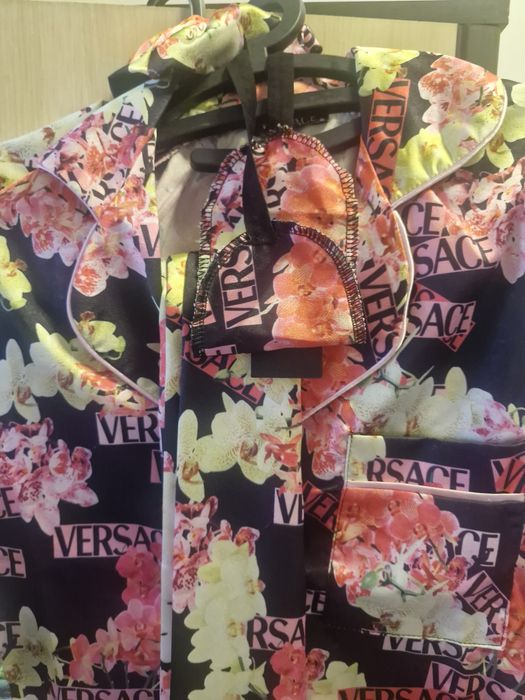 Продават се пижами Victoria's Secret