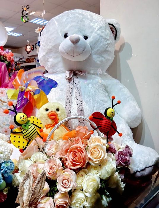 Голямо плюшено бяло мече