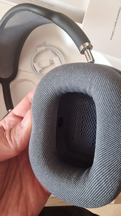 Căști Airpods Max aproape noi apple
