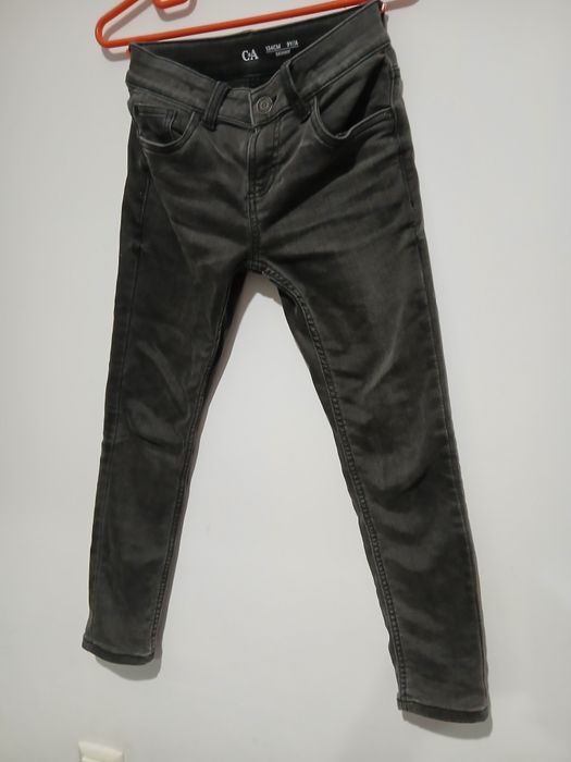 Pantaloni blugi C&A copii 8-10 ani stare perfecta.
Dimensiuni
- c