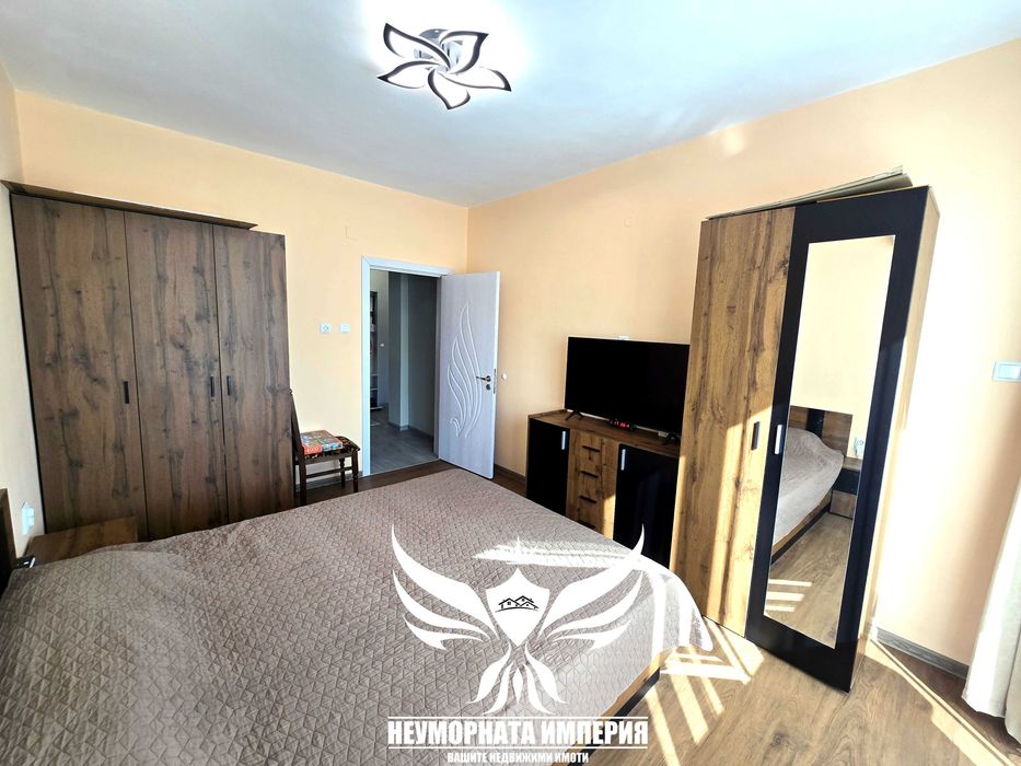 Продавам тристаен/четиристаен 121кв.м. с гараж, изба и таван в гр.Асеновград широк център