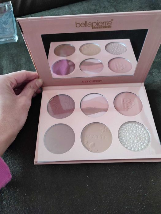 Продавам оригинална палитра – нова, неползвана