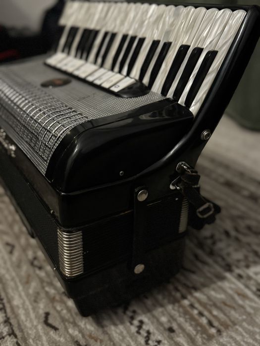 Vând acordeon  120 basi