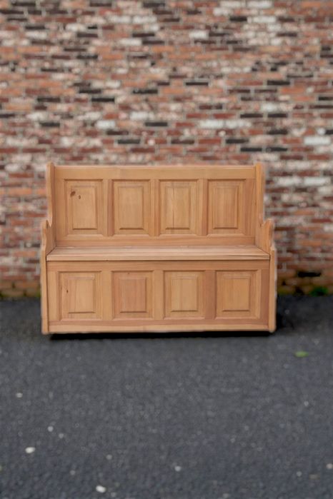 Мебели от масив с модерна визия