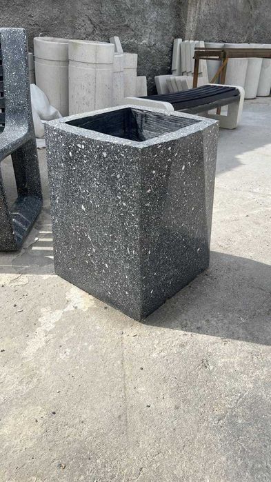 Урна из композитного мрамора — прочность камня, удобство эксплуатации.