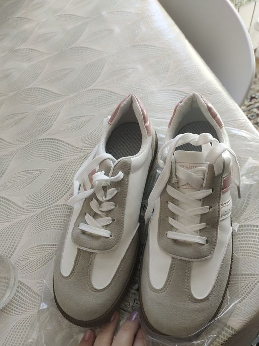 Продам новые кроссовки