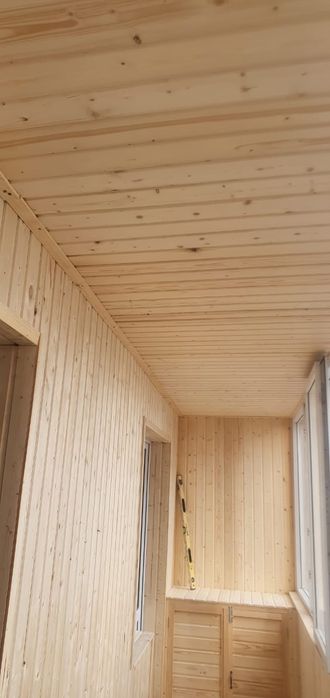 Остекление балконов, дерево, пластик