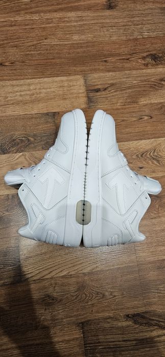 Adidasi out of office triple white